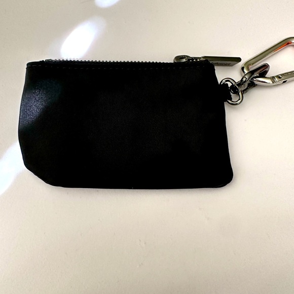 BNWOT Black w/white Lululemon sm clippable pouch & silicone clippable keychain - Picture 10 of 10